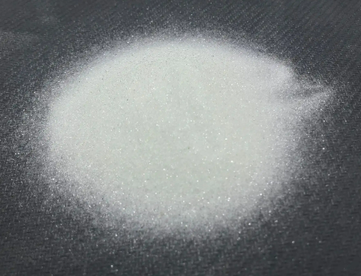 騰博機(jī)械磨料——玻璃珠-磨料簡介 騰博系列玻璃珠根據(jù)粒徑范圍、 質(zhì)量百分比不同，大致把玻璃珠分為2種，噴砂機(jī)械噴砂和拋光玻璃珠?！ぁぁ?  title=
