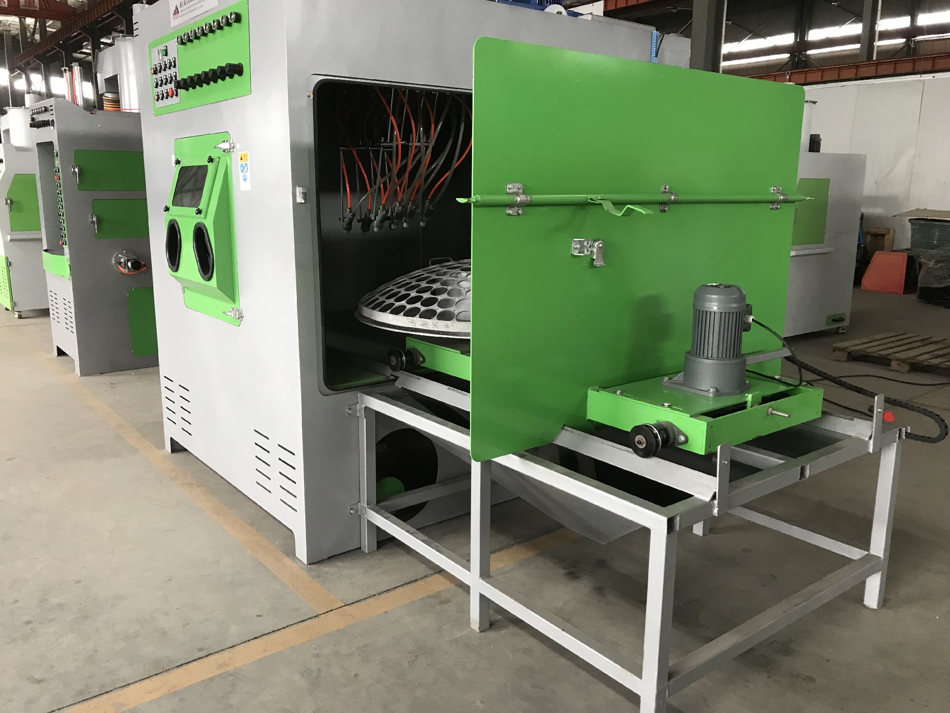TB-SA2020-9A電動(dòng)轉(zhuǎn)臺(tái)自動(dòng)噴砂機(jī)-本設(shè)備原理：將工件安放在自動(dòng)臺(tái)車轉(zhuǎn)盤(pán)上，工件臺(tái)車由電機(jī)帶動(dòng)自動(dòng)往復(fù)運(yùn)行，轉(zhuǎn)盤(pán)由檔板外電機(jī)帶動(dòng)旋轉(zhuǎn)，即···