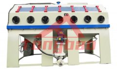 （非標(biāo)型）手動(dòng)液體噴砂機(jī)-噴砂設(shè)備特點(diǎn)： 騰博系列（非標(biāo)型）手動(dòng)液體噴砂機(jī)采用砂水混合磨料，使得加工工件表面更加細(xì)膩，同時(shí)減小了···